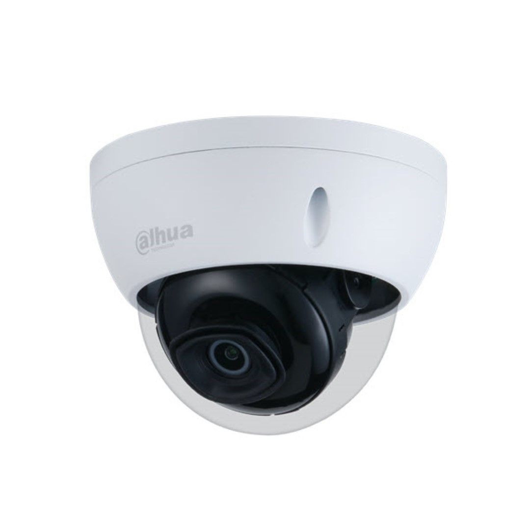 Witte Dahua WizSense mini dome camera met zwarte lensmodule en vandaalbestendige behuizing.