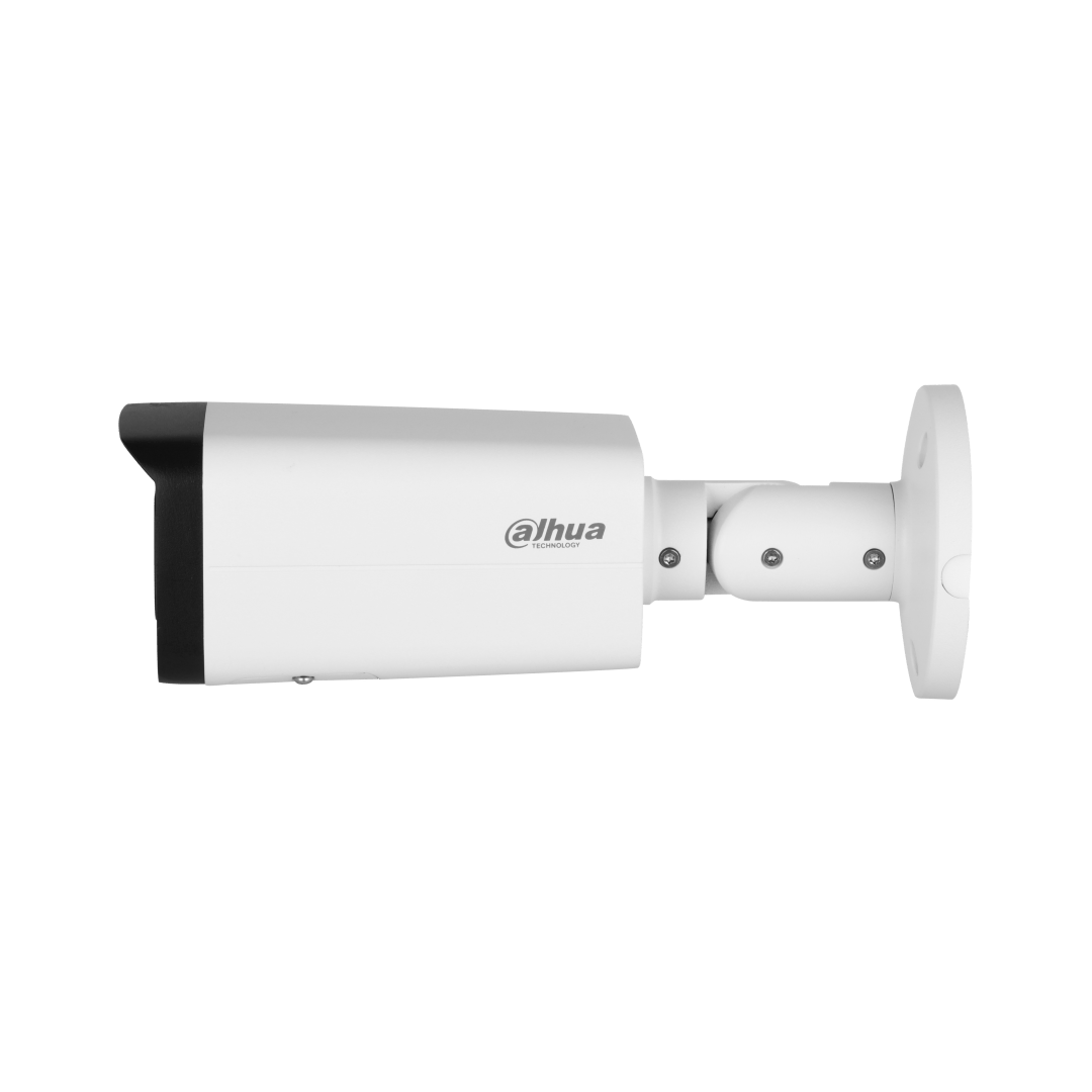 Witte Dahua WizSense 2MP bullet camera met vaste 3.6mm lens, zwarte zonnekap en verstelbare muurbeugel.
