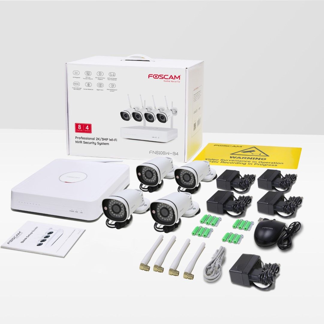Foscam FN8108W-B4-1T WiFi NVR set met vier witte bullet camera's, stroomadapters, muis en handleiding in doos.