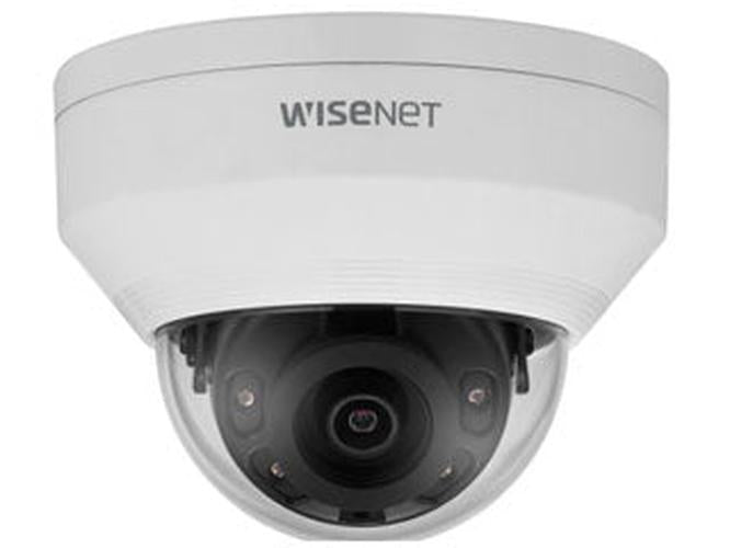 Witte Hanwha Wisenet ANV-L7012R outdoor dome beveiligingscamera met 4MP lens en IR-nachtzicht.
