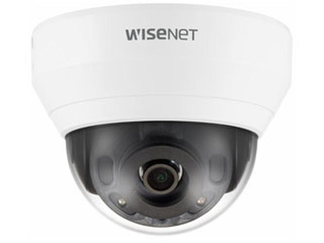 Witte Hanwha QND-7022R dome beveiligingscamera met 4MP lens en Wisenet branding voor indoor gebruik.
