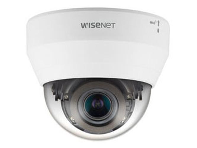 Witte Hanwha Wisenet 4MP indoor dome beveiligingscamera met varifocale lens en transparante koepel.