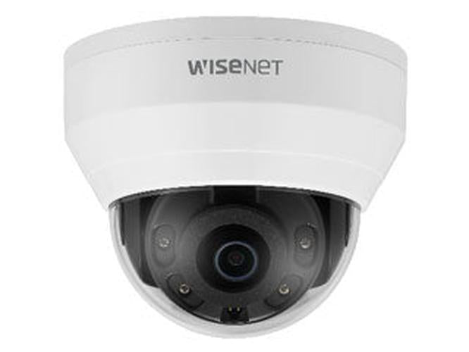 Witte Hanwha Wisenet 5MP indoor dome beveiligingscamera met 2.8mm lens en compact design voor plafondmontage.