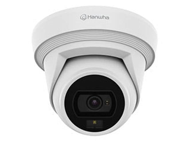 Witte Hanwha 8MP outdoor dome beveiligingscamera met vaste lens en robuuste behuizing voor buitenmontage.