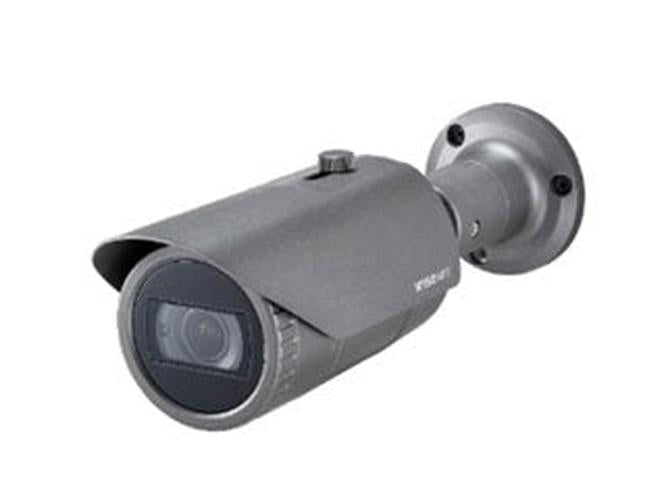 Grijze Hanwha QNO-7082R outdoor bullet camera met varifocale lens en zonnekap voor professionele beveiliging.