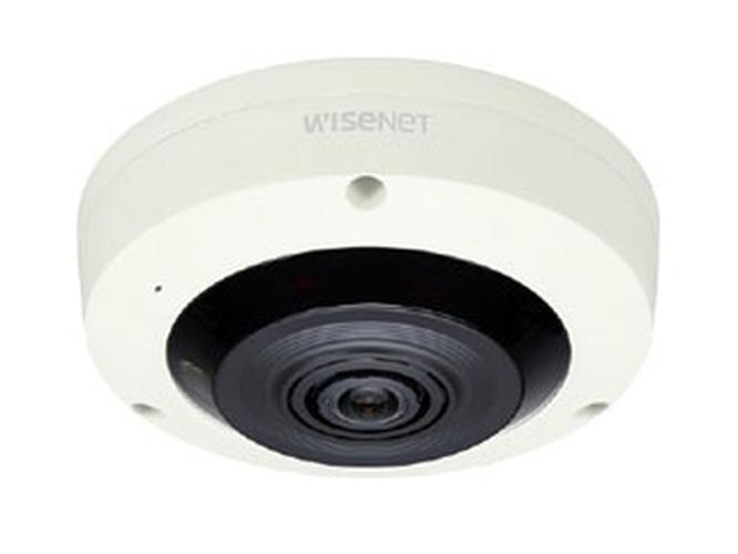 Witte Hanwha Wisenet 6MP fisheye beveiligingscamera met compact rond design voor 360 graden plafondmontage.