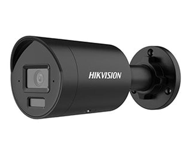 Zwarte Hikvision 4MP AcuSense bullet camera met 2.8mm lens en geïntegreerde muurbeugel voor buitenbeveiliging.