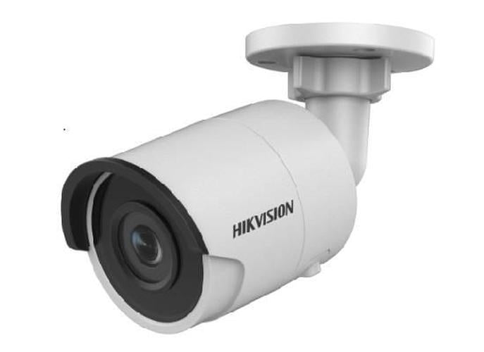 Witte Hikvision 8MP AcuSense bullet beveiligingscamera met 2.8mm lens en verstelbare muurbeugel.