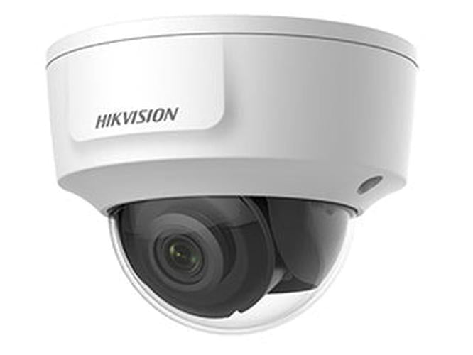 Witte Hikvision AcuSense dome beveiligingscamera met 2MP lens en robuuste behuizing voor binnen en buiten.