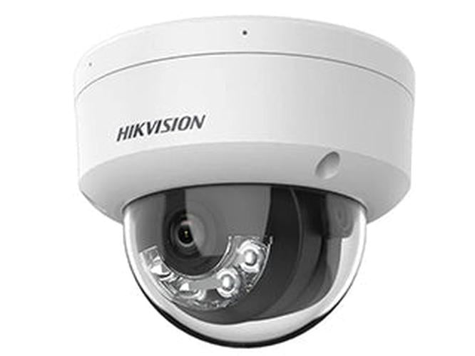 Witte Hikvision ColorVu dome camera met 4MP lens, stroboscoop en ingebouwde microfoon voor actieve afschrikking.