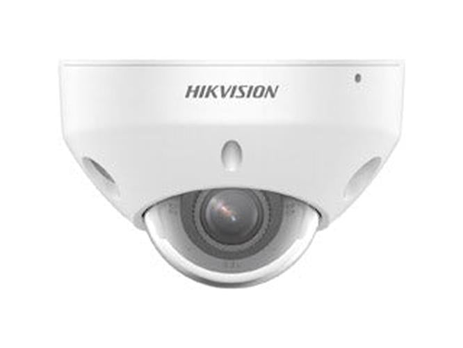 Witte Hikvision 8MP ColorVu mini dome camera met 2.8mm lens en actieve afschrikkingsfunctie.