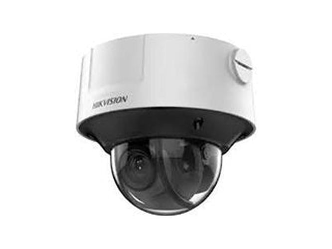 Witte Hikvision dual-lens dome beveiligingscamera met varifocale lens en robuuste behuizing voor actieve afschrikking.