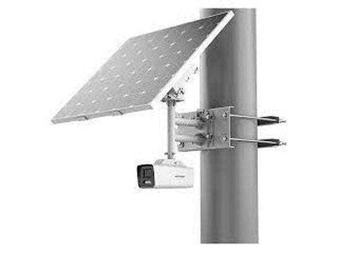 Hikvision 8MP ColorVu 4G bullet camera met 80W zonnepaneel gemonteerd op een mast voor zelfvoorzienende bewaking.