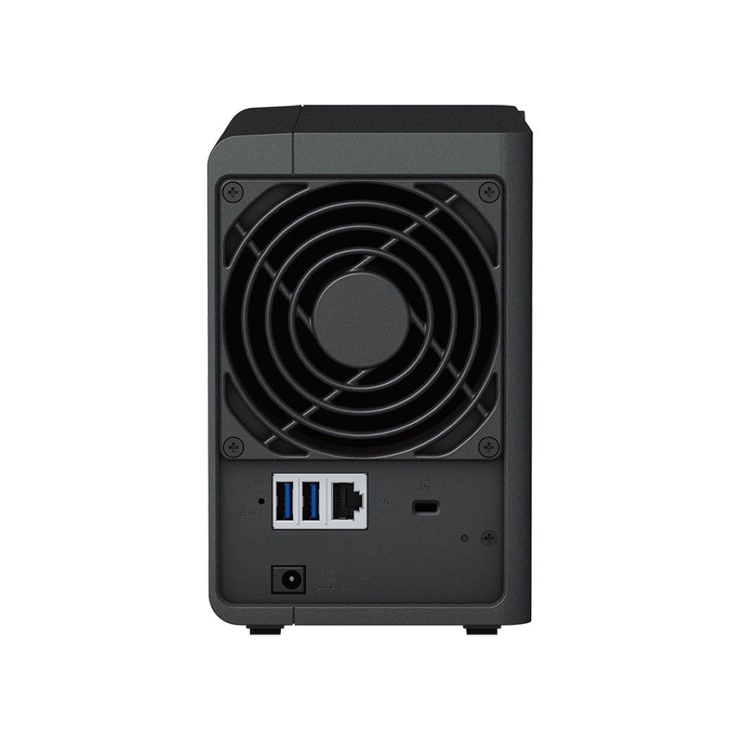 Achterkant van de zwarte Synology DS223 NAS met koelventilator, USB 3.2-poorten, LAN-aansluiting en stroomingang.