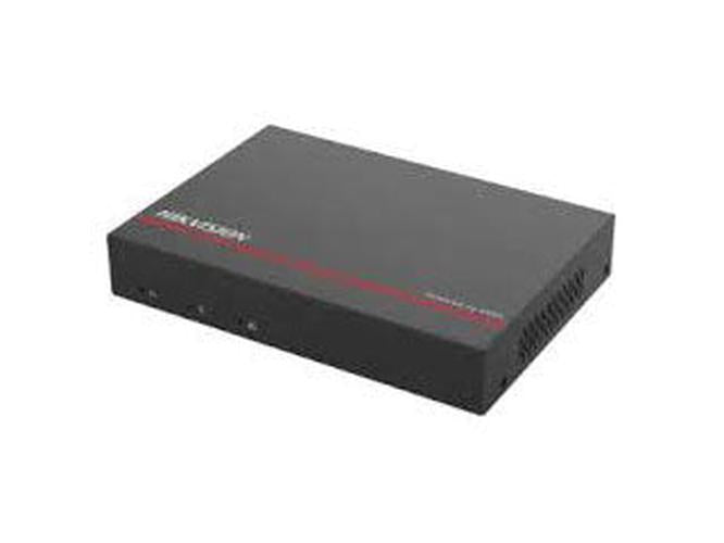 Compacte zwarte Hikvision 4-kanaals SSD-NVR met rode accenten en ventilatieopeningen aan de zijkant.