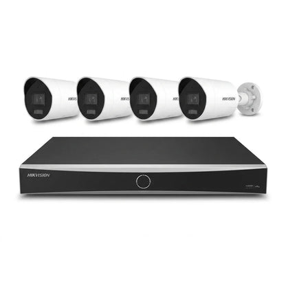 Hikvision 8-kanaals NVR met vier witte 8MP ColorVu bullet camera's voor professionele beveiliging.