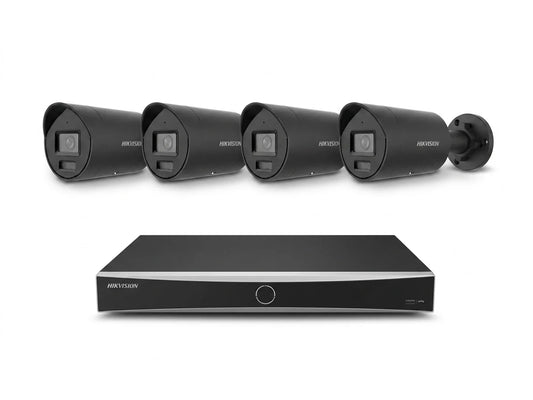 Hikvision 8-kanaals NVR en vier zwarte 8MP ColorVu bullet camera's voor professionele camerabewaking.