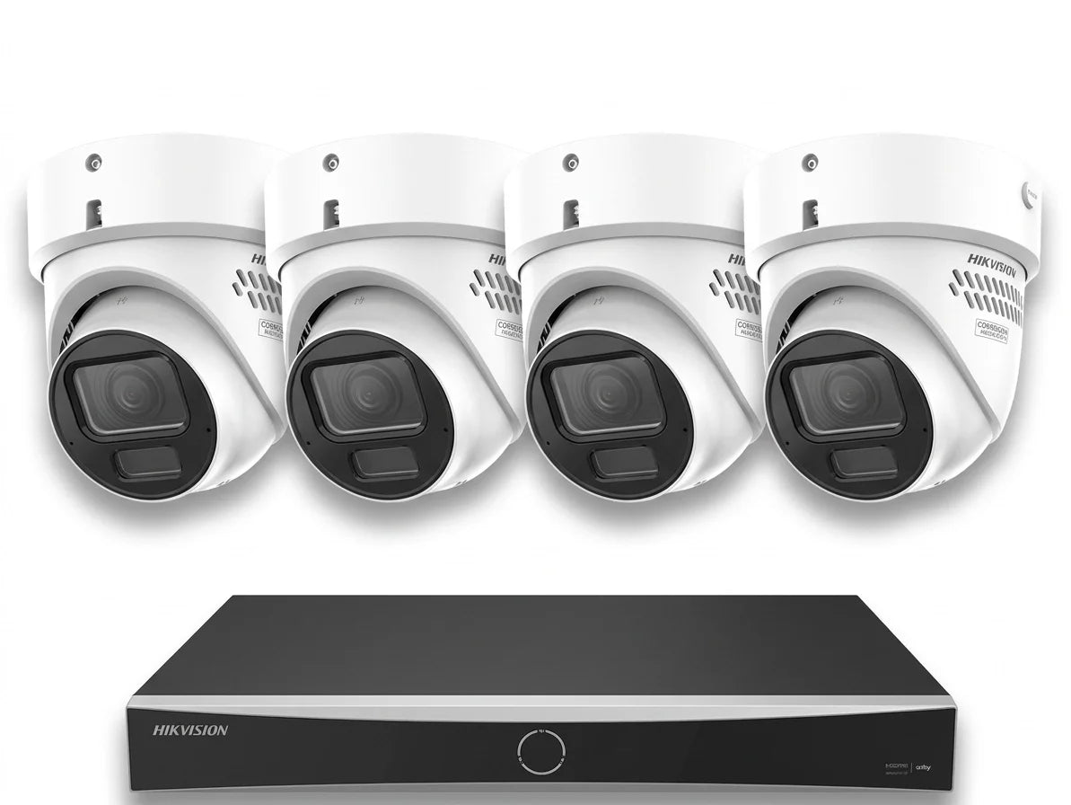 Hikvision 8-kanaals NVR met vier witte 8MP ColorVu varifocale turret camera's voor professionele beveiliging.