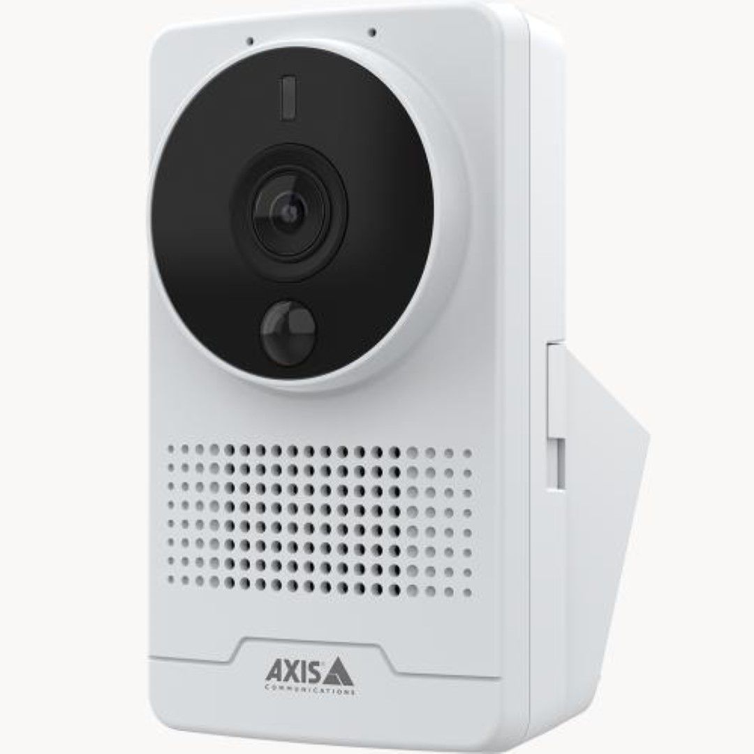 Witte Axis M1075-L Mk II 2MP box camera met zwarte lensmodule, luidsprekerrooster en PIR-sensor voor binnen.