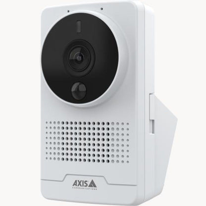 Witte Axis M1075-L Mk II 2MP box camera met zwarte lensmodule, luidsprekerrooster en PIR-sensor voor binnen.