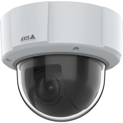 Witte Axis M5526-E PTZ-domecamera met 4MP lens, zwarte koepel en robuuste behuizing voor binnen- en buitenbewaking.