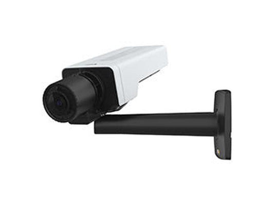 Witte Axis P1385 box-beveiligingscamera met zwarte varifocale lens op een zwarte muurbeugel tegen witte achtergrond.