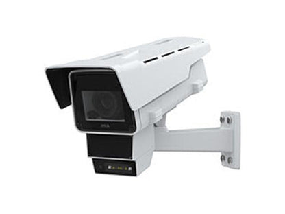 Witte Axis Q1656-DLE radar-video fusion beveiligingscamera met zonnekap en muurbeugel voor buitenmontage.