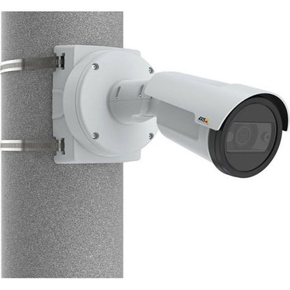 Witte Axis T91B47 paalbeugel met roestvrijstalen banden bevestigd aan een paal met een bulletcamera.