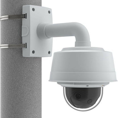 Witte Axis T91B67 paalbeugel met roestvrijstalen banden gemonteerd op een paal met een Axis domecamera.