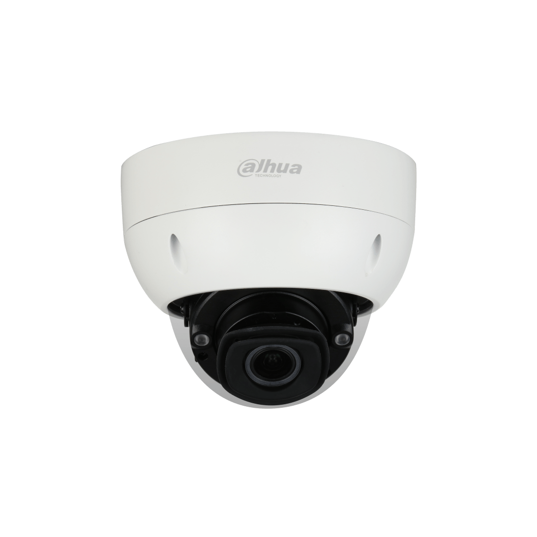 Witte Dahua 8MP 4K WizMind dome camera met robuuste behuizing en zwarte varifocale lens voor buitenbewaking.