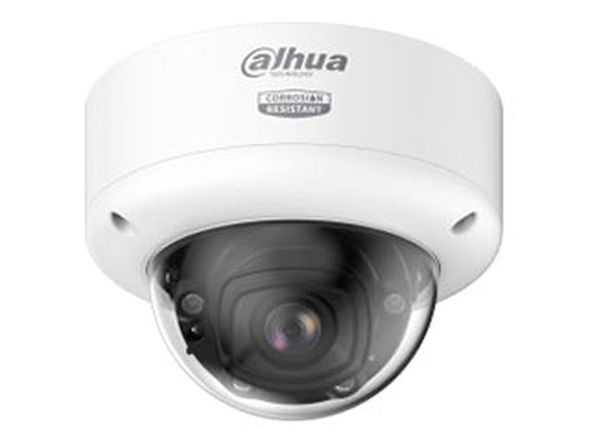 Witte Dahua 4MP WizSense dome camera met corrosiebestendige NEMA4X behuizing en varifocale lens.