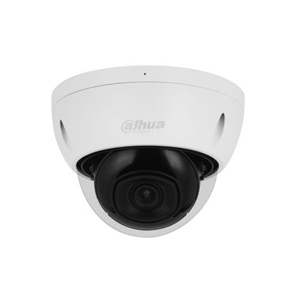 Witte Dahua WizSense mini dome camera met zwarte lensmodule en vandaalbestendige behuizing.