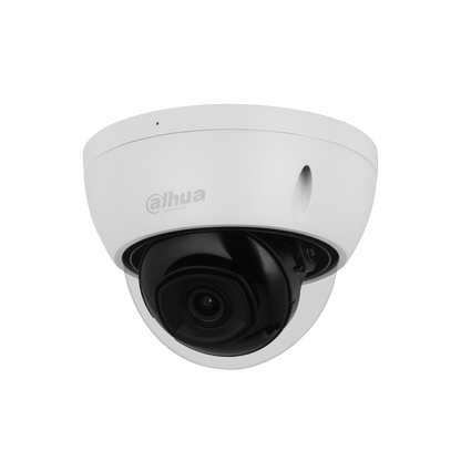 Witte Dahua WizSense mini dome camera met zwarte lensmodule en vandaalbestendige behuizing.