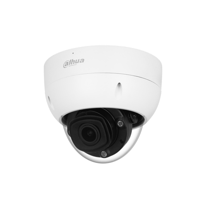 Witte Dahua WizMind anti-corrosie dome camera met vari-focale lens en transparante koepel tegen witte achtergrond.
