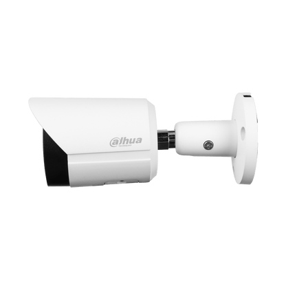 Witte Dahua 8MP WizSense bullet camera met vaste lens, zonnekap en verstelbare muurbeugel voor buitenbeveiliging.