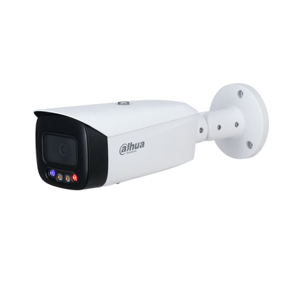 Witte Dahua 5MP TiOC bulletcamera met zwarte lensbehuizing, rood-blauw waarschuwingslicht en wandmontagebeugel.