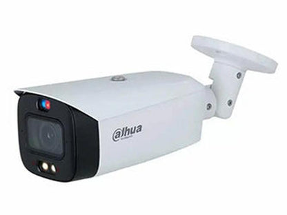 Witte Dahua 8MP TiOC bullet camera met varifocale lens, actieve afschrikking en ingebouwde flitsers voor buitenbeveiliging.
