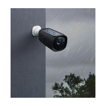 Zwarte beschermhoes voor EufyCam 3 S330 camera gemonteerd aan een muur tijdens regenachtig weer.