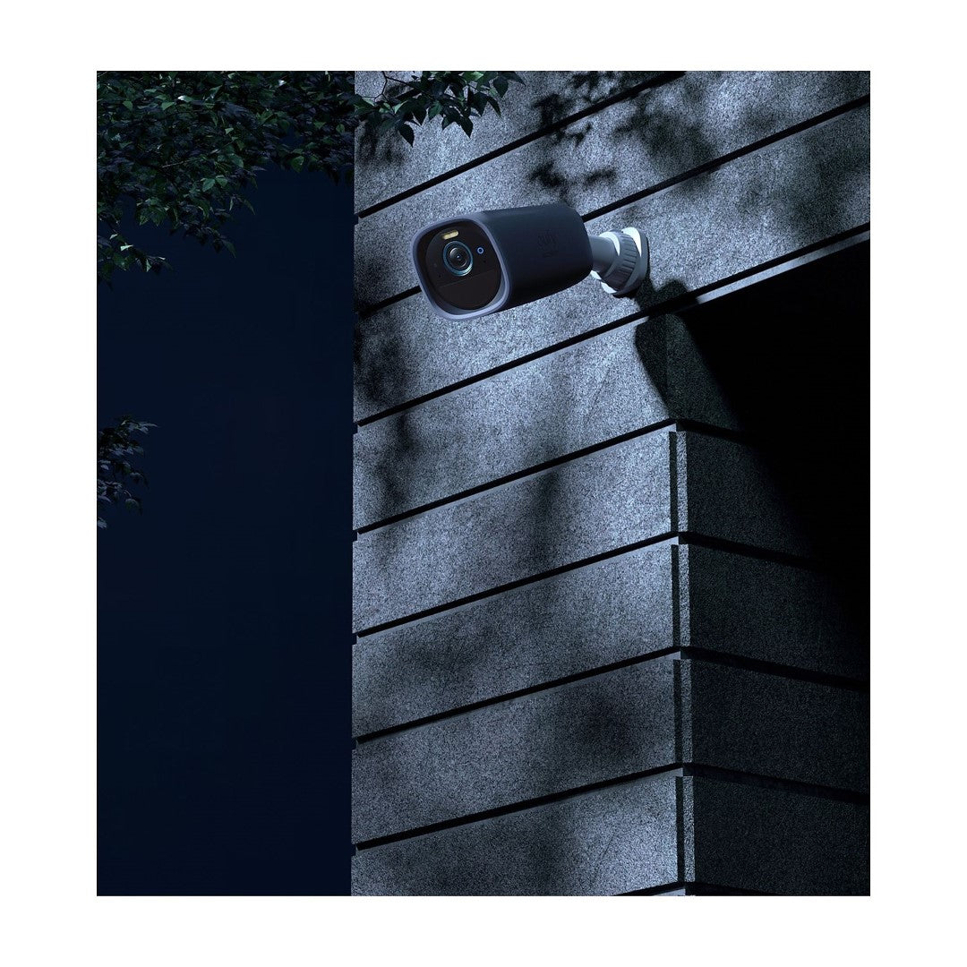 Zwarte EufyCam 3 S330 beschermhoes gemonteerd op een muur voor discrete, UV-bestendige camerabewaking.