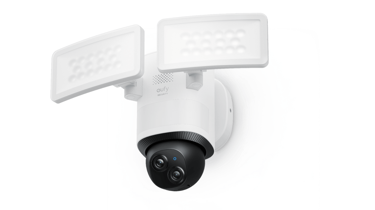 Witte Eufy E340 floodlight-camera met dual-lens systeem, 360° draaibare PTZ-kop en twee verstelbare LED-panelen.