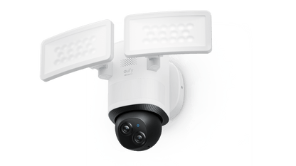 Witte Eufy E340 floodlight-camera met dual-lens systeem, 360° draaibare PTZ-kop en twee verstelbare LED-panelen.