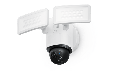 Witte Eufy E340 floodlight-camera met dual-lens systeem, 360° draaibare PTZ-kop en twee verstelbare LED-panelen.