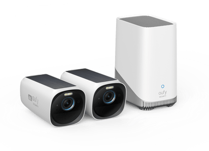 Twee witte EufyCam 3 4K-beveiligingscamera's met zonnepaneel en een bijbehorende witte Homebase 3 op een witte achtergrond.