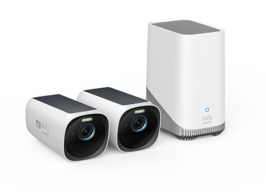 Twee witte EufyCam 3 4K-beveiligingscamera's met zonnepaneel en een bijbehorende witte Homebase 3 op een witte achtergrond.