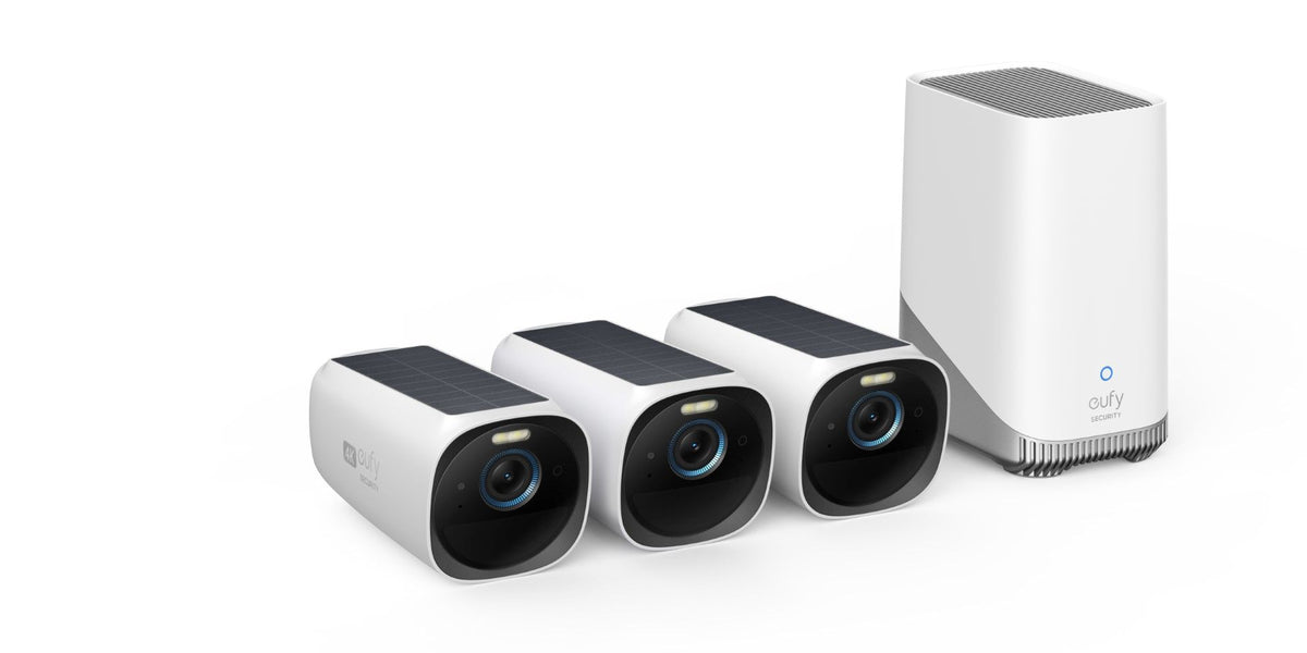 Drie witte EufyCam 3 draadloze 4K-beveiligingscamera's met zonnepaneel en een Homebase 3 station.