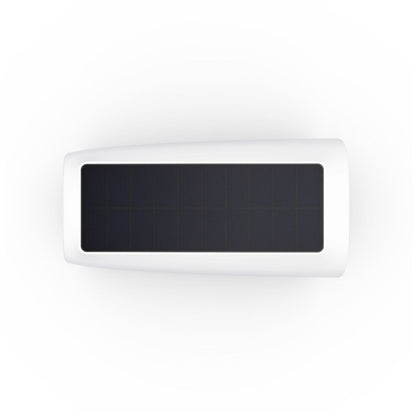 Witte EufyCam 3 beveiligingscamera met geïntegreerd zwart zonnepaneel aan de bovenzijde voor draadloos opladen.