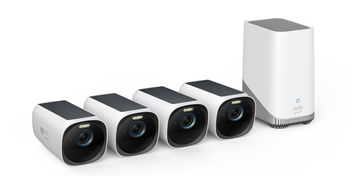 EufyCam 3 set met vier witte 4K-beveiligingscamera's met zonnepanelen en een Homebase 3 station op een witte achtergrond.