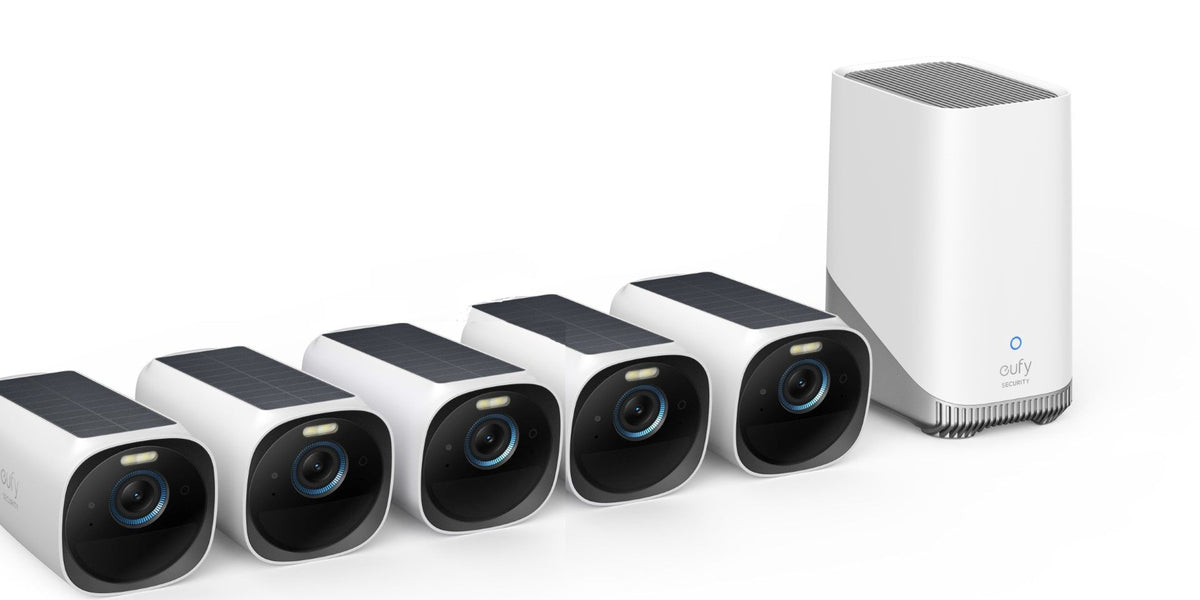 EufyCam 3 set met vijf witte 4K draadloze camera's met zonnepanelen en een Homebase 3 op een witte achtergrond.