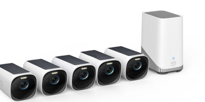 EufyCam 3 set met vijf witte 4K draadloze camera's met zonnepanelen en een Homebase 3 op een witte achtergrond.