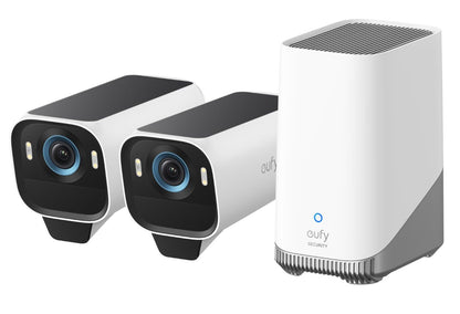 Twee witte EufyCam S3 Pro 4K-beveiligingscamera's met zonnepaneel en een Homebase 3 station.